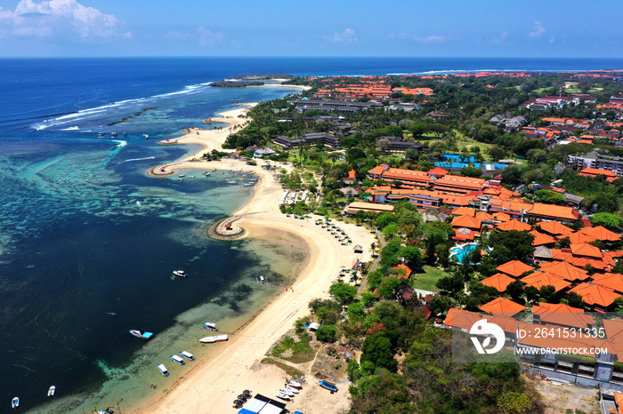 度假季节，从巴厘岛丹戎贝诺阿俯瞰美丽的白色沙滩和度假胜地。