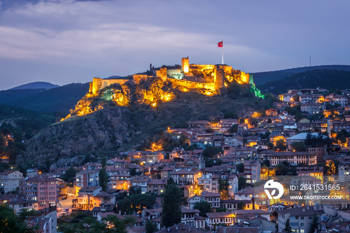 土耳其历史悠久的卡斯塔莫努城堡和城市景观，蓝色时间傍晚景观