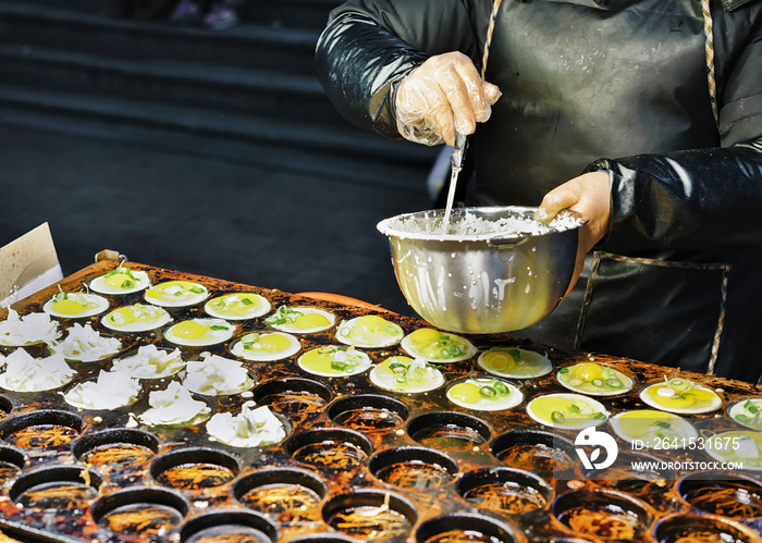 首尔明洞露天街市卖食品的人