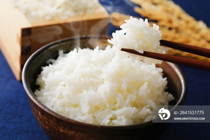 白米を箸で持ち上げる　Japanese white rice