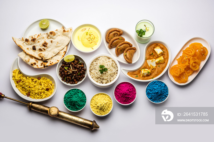 Happy Holy概念展示了印度什锦午餐食物，如鸡肉、帕尼尔黄油马萨拉、naan、jee