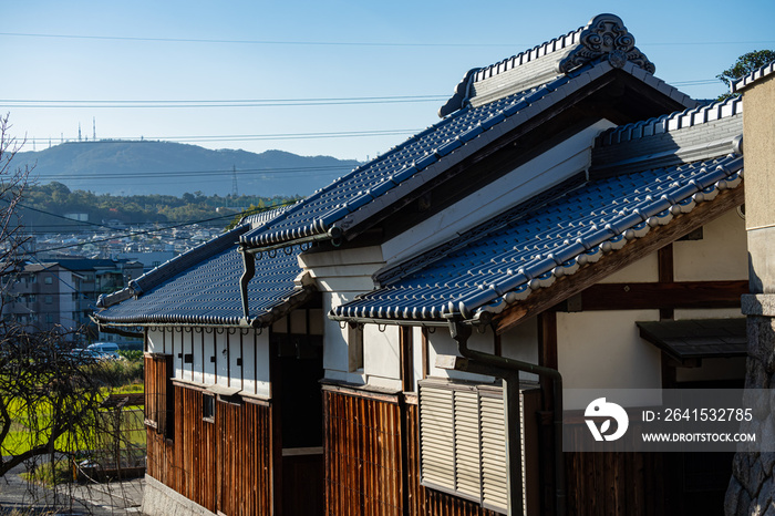 日本の木造瓦屋根から見る生駒山