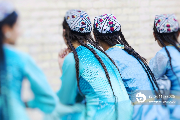 民间舞者在乌兹别克斯坦Khiva的当地节日上表演传统舞蹈。