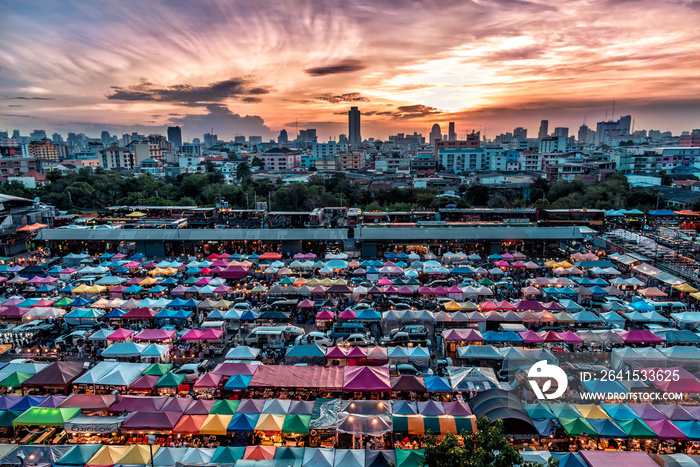 泰国曼谷罗辉夜市，晚上有五颜六色的帐篷和风景