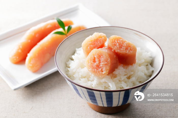 ご飯に乗った辛子明太子(無着色)　Spicy seasoned cod roe (Karashimentaiko)