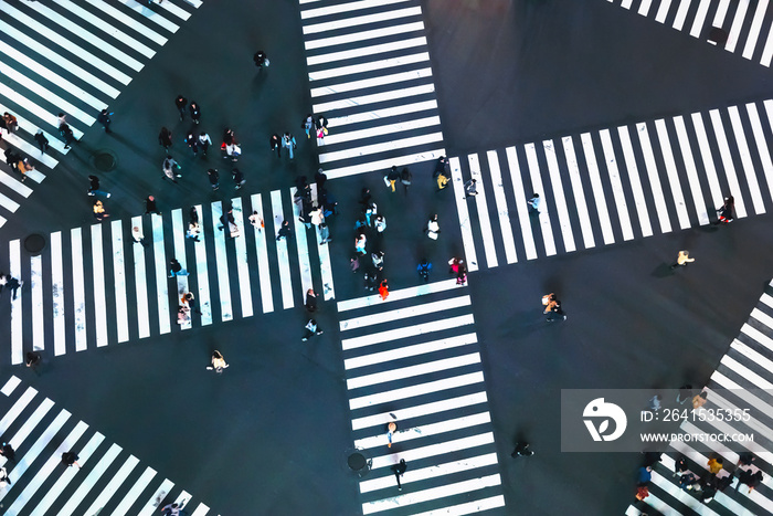 日本东京银座夜晚人们穿过一个大十字路口的鸟瞰图