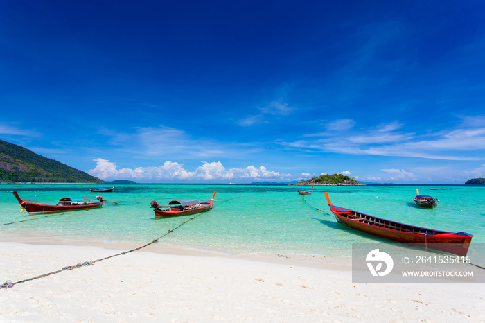 泰国Koh LIPE Bundhaya海滩上的长尾船