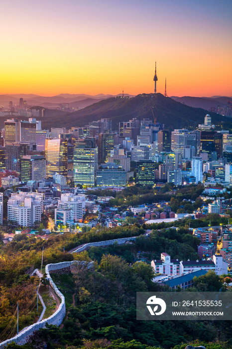 首尔。夏季日出时首尔市中心的城市景观图像。