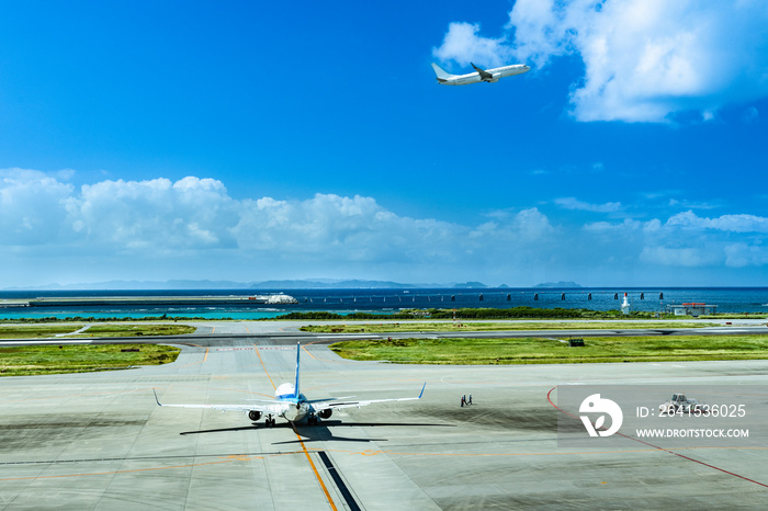 沖縄那覇空港出発待機中の航空機と離陸機