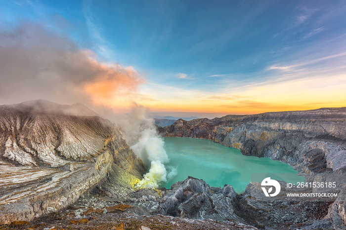 印度尼西亚Bondowoso Kawah Ijen火山口美丽的晨光景观