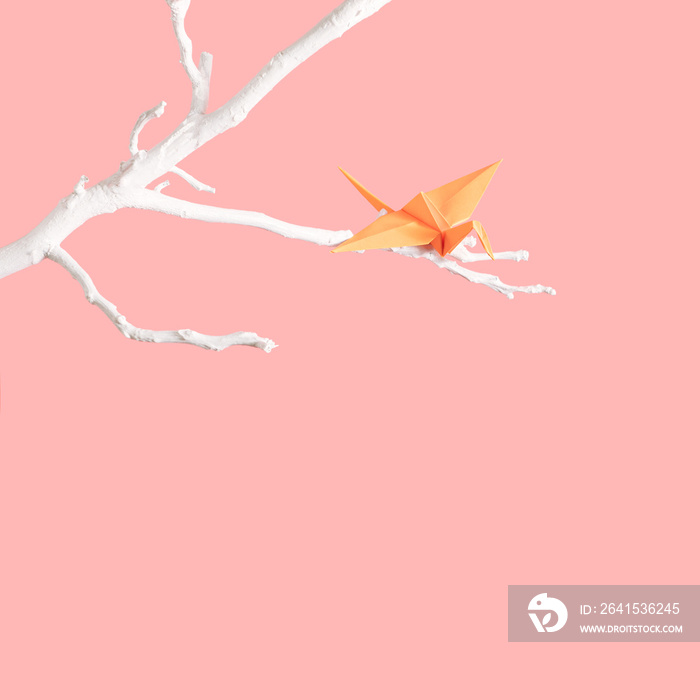 树枝上的单纸鹤折纸人物，背景柔和。极简艺术视觉。