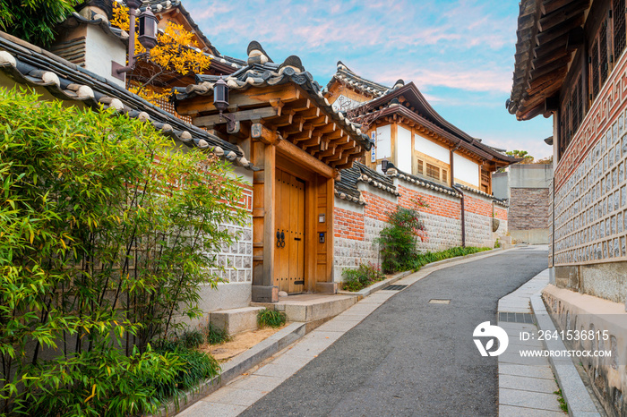 韩国首尔Bukchon Hanok村的传统韩国风格建筑。