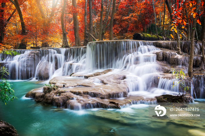 大自然令人惊叹，秋天色彩缤纷的秋天森林里有美丽的瀑布
