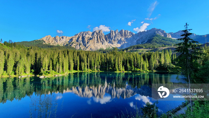 Lago di Carezza（Karersee），南蒂罗尔州美丽的湖泊。Latemar山和Karerse