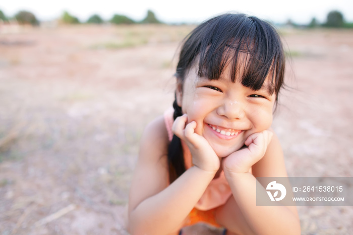 亚洲孩子可爱或小女孩笑起来，开心快乐，因为回到祖国，