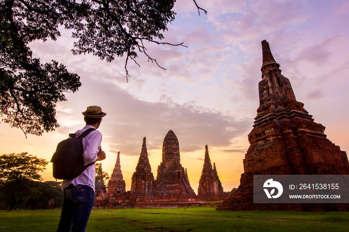 年轻人在联合国教科文组织世界遗产所在的Wat Chaiwatthanaram大城府历史公园旅行