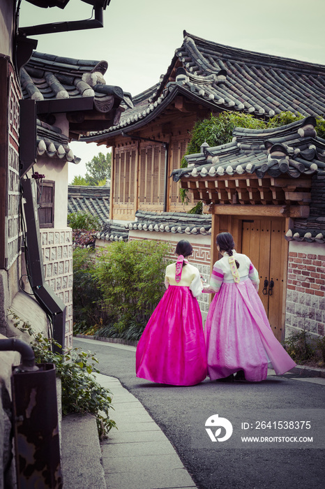 一对妇女在韩国首尔Bukchon Hanok村的传统风格房屋中漫步