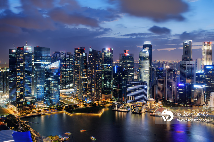新加坡市中心摩天大楼的壮丽夜景