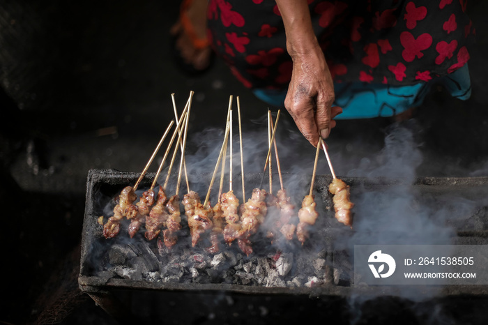 烤羊（Sate kambing）沙爹羊肉、羊肉或肉山羊沙爹被人用烟熏烤