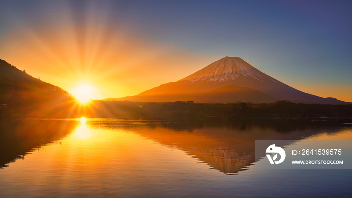 精進湖と富士山の日の出風景