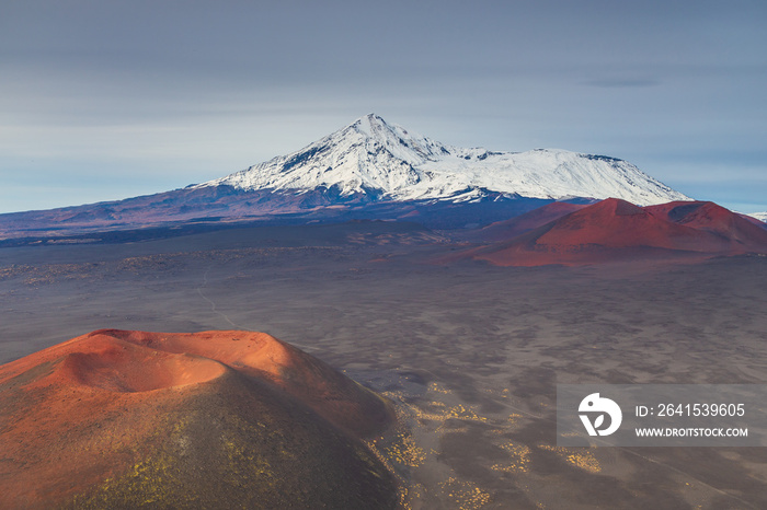 俄罗斯堪察加半岛火山复合体的最高点——奥斯特里·托尔巴奇克火山。