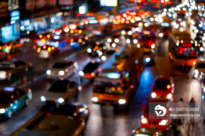 曼谷城市夜间交通堵塞的抽象模糊。