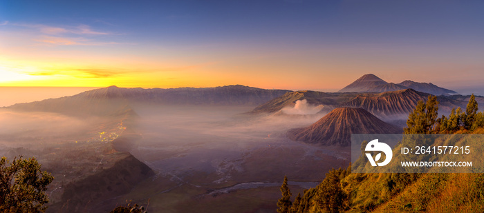 东爪哇岛美丽的日出中的布罗莫活火山全景