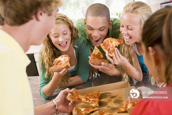 一群青少年在吃披萨