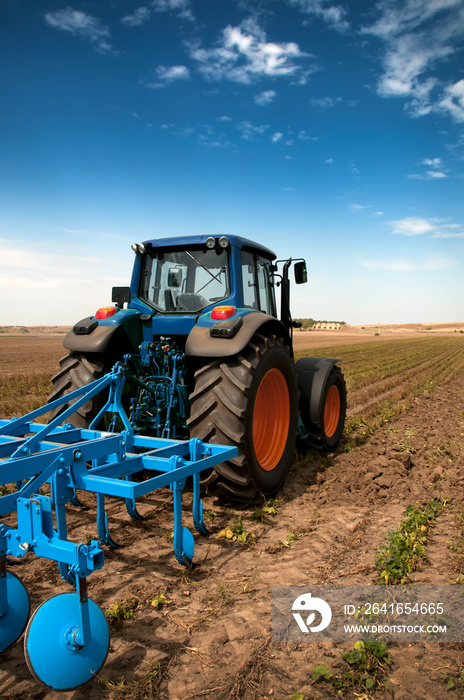 拖拉机——现代农用设备