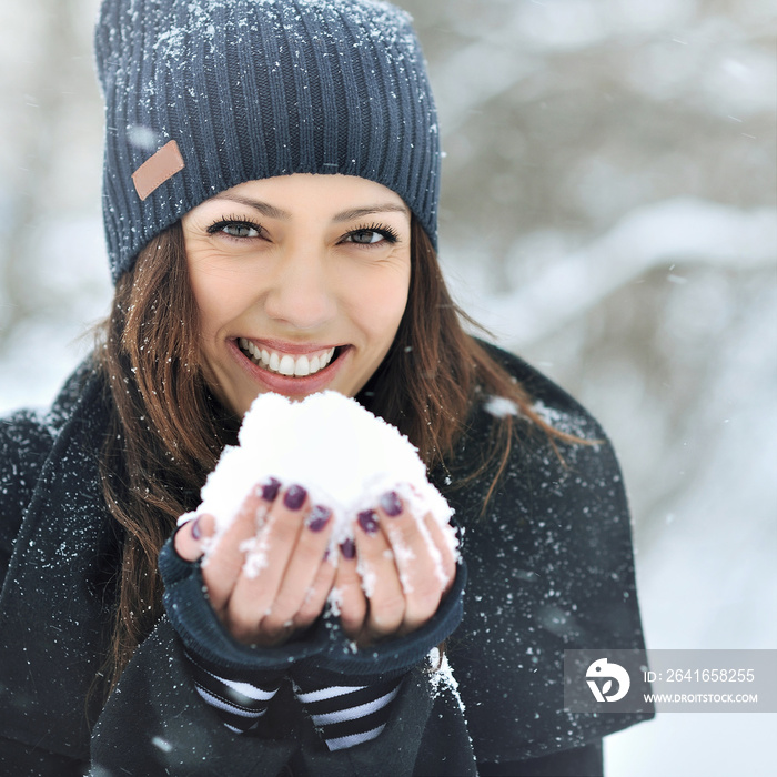 圣诞女孩户外肖像。冬天女人在吹雪