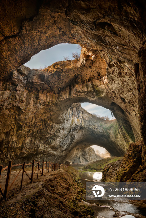 保加利亚Devetaki洞穴的壮丽景色