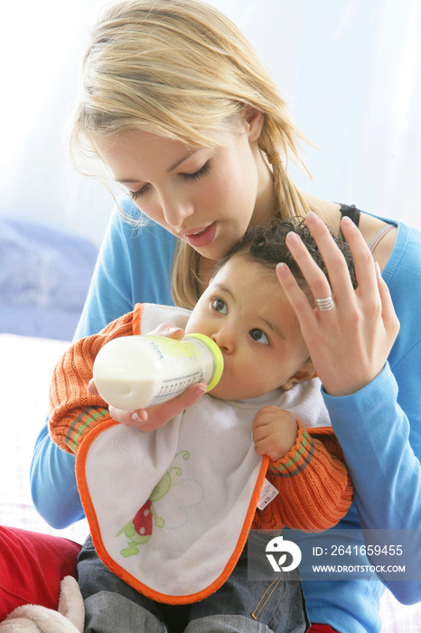 Baby sitter avec bébé