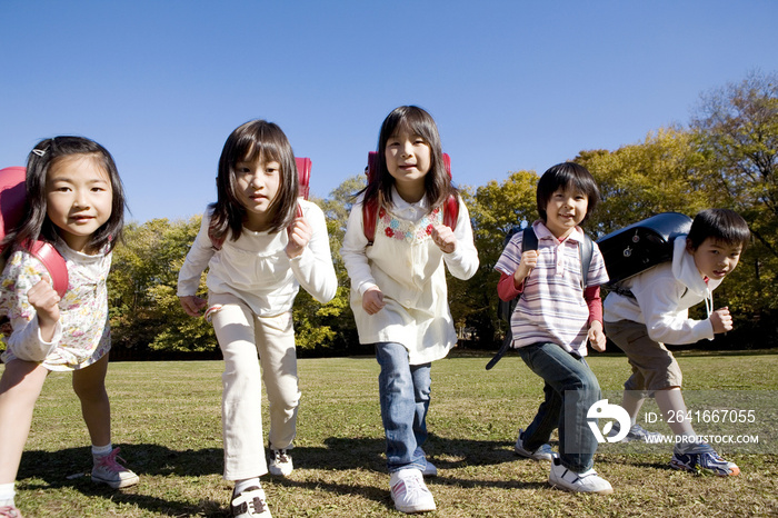 赛跑开始前的小学生们