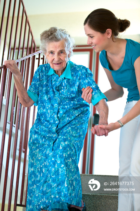 Seniorin beim Treppensteigen