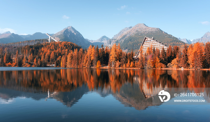 秋季Strbske pleso（Strbske湖）山湖全景。Sl，High Tatras国家公园