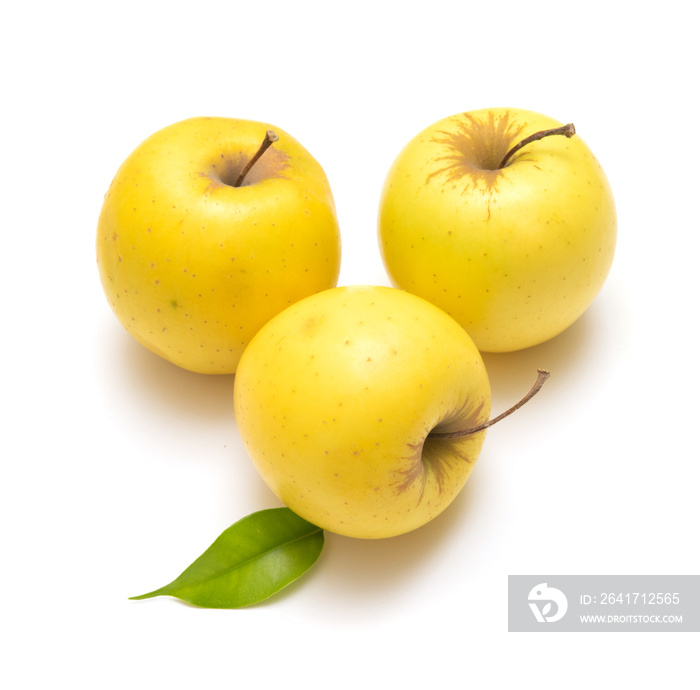 在白色背景上分离的黄色成熟苹果。