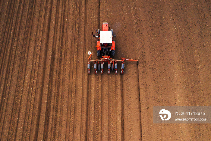 带播种机的拖拉机在田间作业的无人机摄影