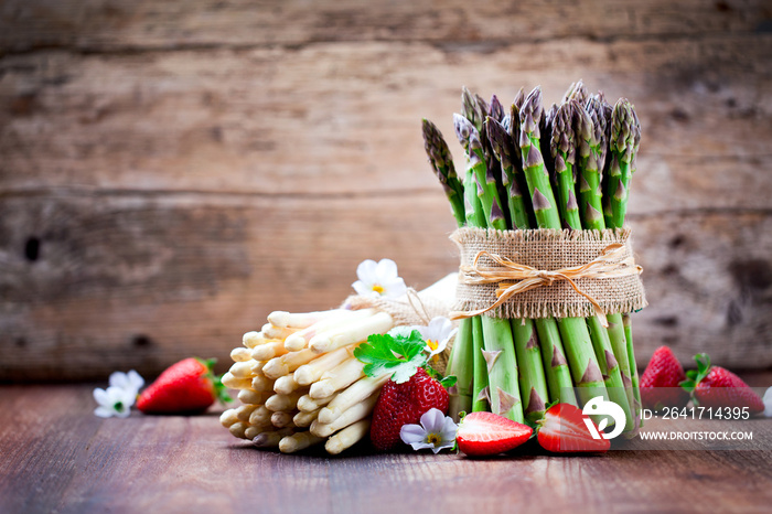 Frischer grüner und weißer Stangenspargel