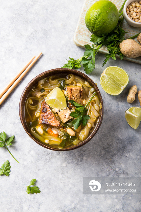 味噌拉面亚洲面汤，碗里有豆豉或豆豉。健康饮食的健康食品