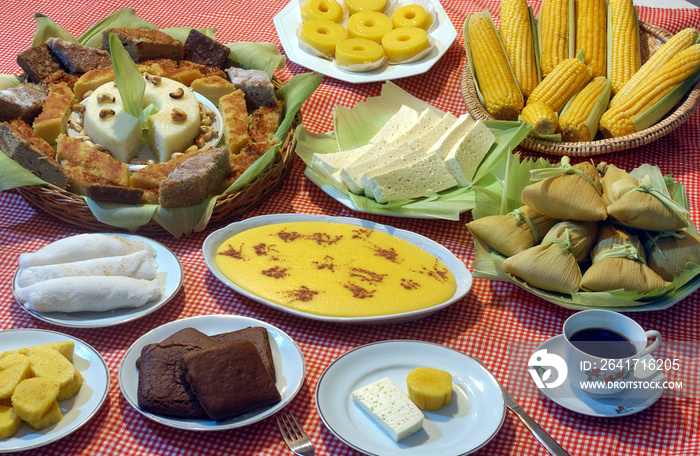 巴西东北部六月庆祝活动的典型食物。蛋糕、凝乳酶奶酪、玉米，