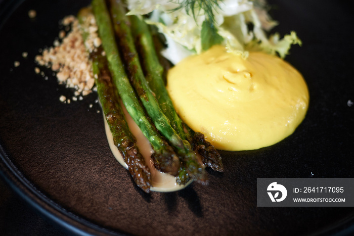 Asparagus with bernaise sauce, salad and peanuts