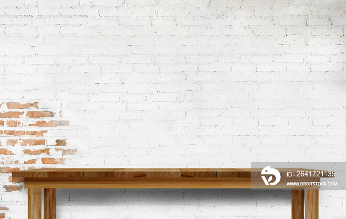 白色砖墙的实体木桌子。用于产品展示。