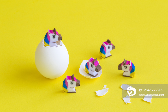 蛋壳抽象中的独角兽小玩具。
