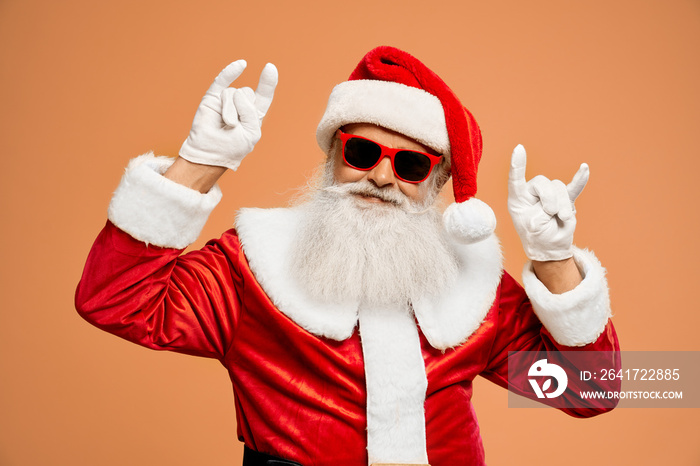 留胡子的圣诞老人用手展示双双喇叭标志