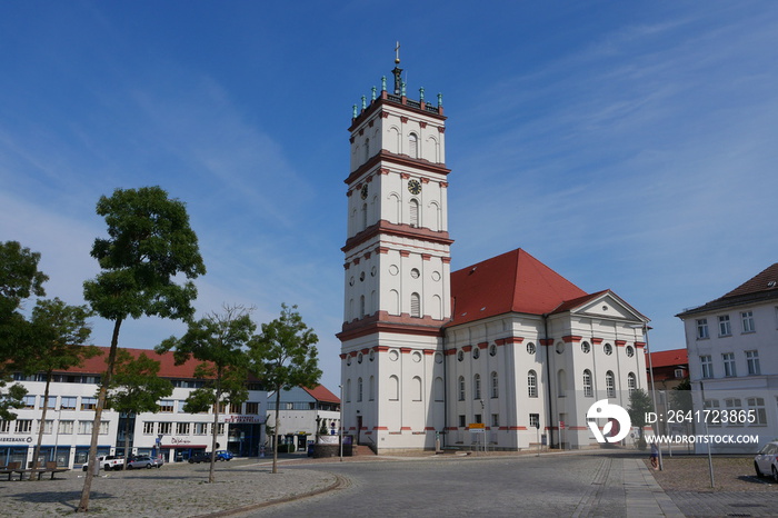 Neustrelitz Stadtkirche的Marktplatz