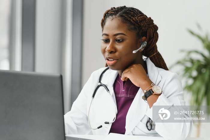 医学、在线服务和医疗保健概念——快乐微笑的非裔美国女医生或努