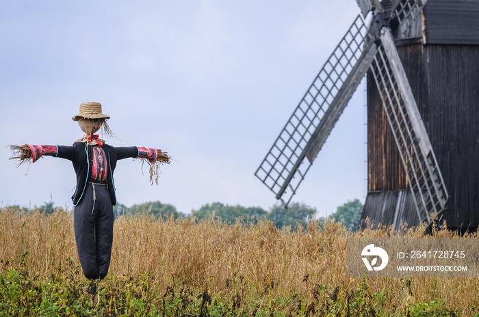 Olsztynek遗产公园18世纪末传统木制后磨前的稻草人