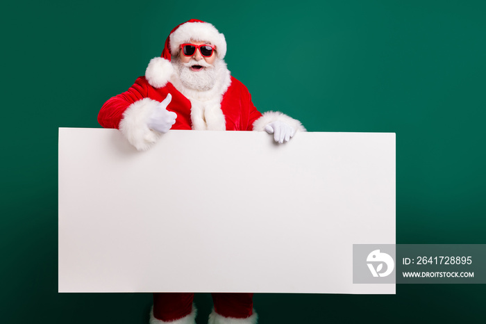 Photo of retired stylish grandfather grey hair beard hold white board thumb-up assure chosen object 