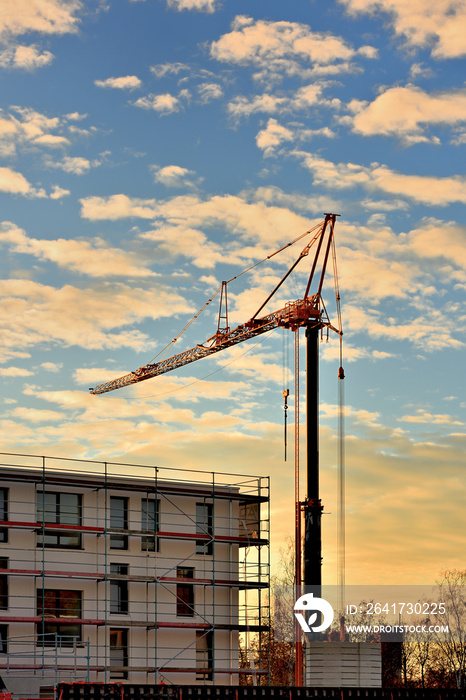 Urbaner Wohnungsbau - Baustelle mit Baukran