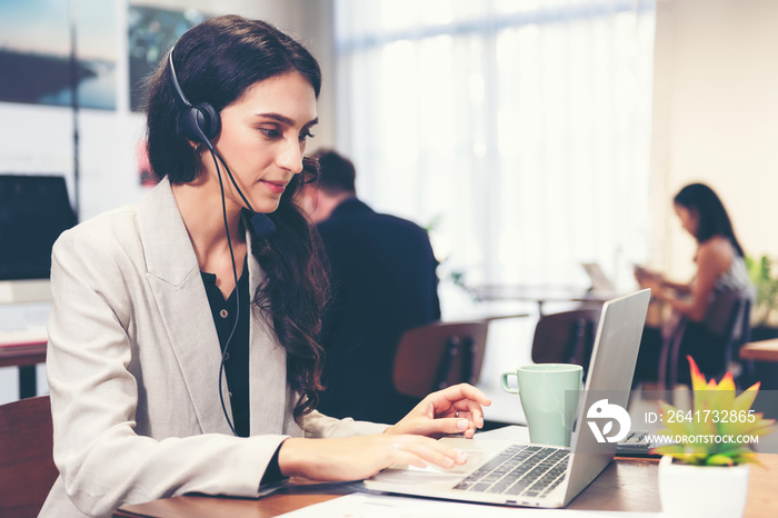 呼叫中心和客户服务团队为工作中的信息操作员提供支持。女性员工